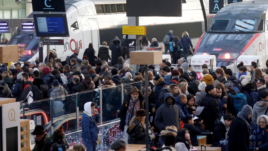 Une foule d’usagers dans l’attente d’un train hypothétique, gare de Lyon
: la grève contre le projet de réforme des retraites est entrée ce lundi dans son trente-troisième jour. Un record
!