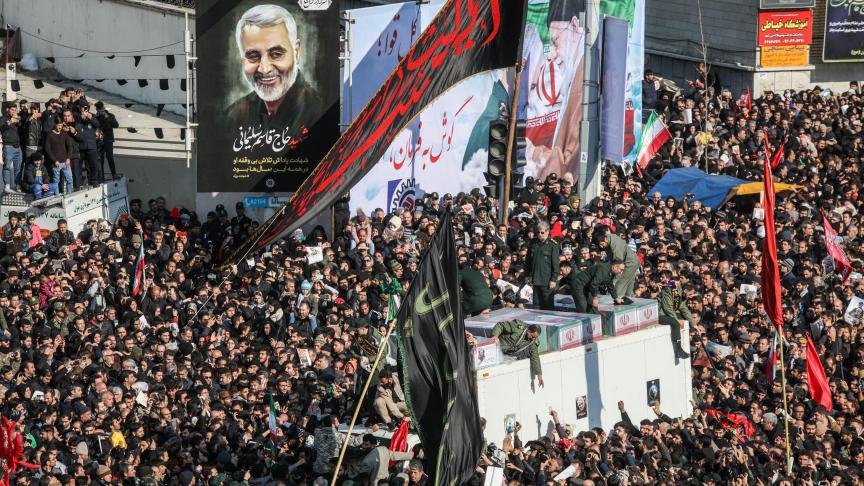 Des milliers d’Iraniens se pressaient autour du cercueil du général iranien Qassem Soleimani, à Kerman, ville natale de l’officier, dans le sud-est du pays. Une bousculade y a provoqué la mort de plusieurs dizaines de personnes. © Photo News.