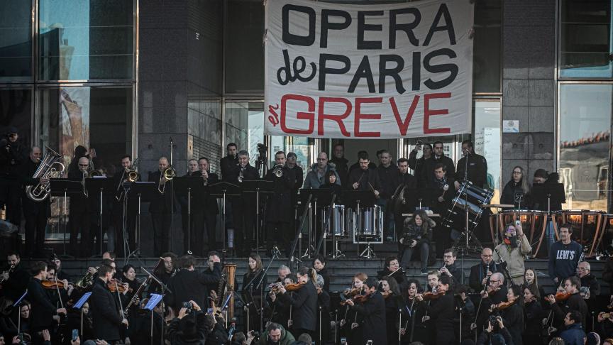 Les musiciens de l'Opéra Bastille en grève jouent sur les marches de l'Opéra national de Paris.
