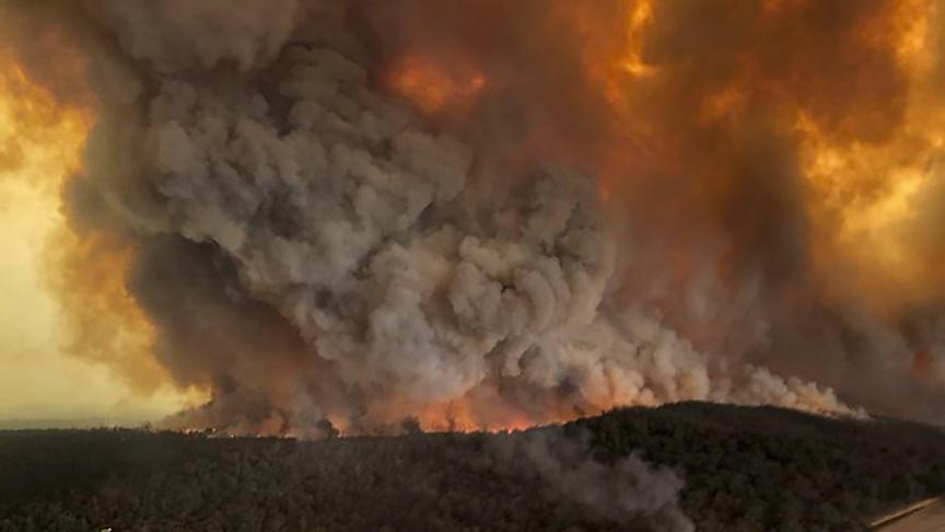Les incendies font toujours rage en Australie, forçant des milliers de touristes et d’habitants à fuir la côte orientale.
