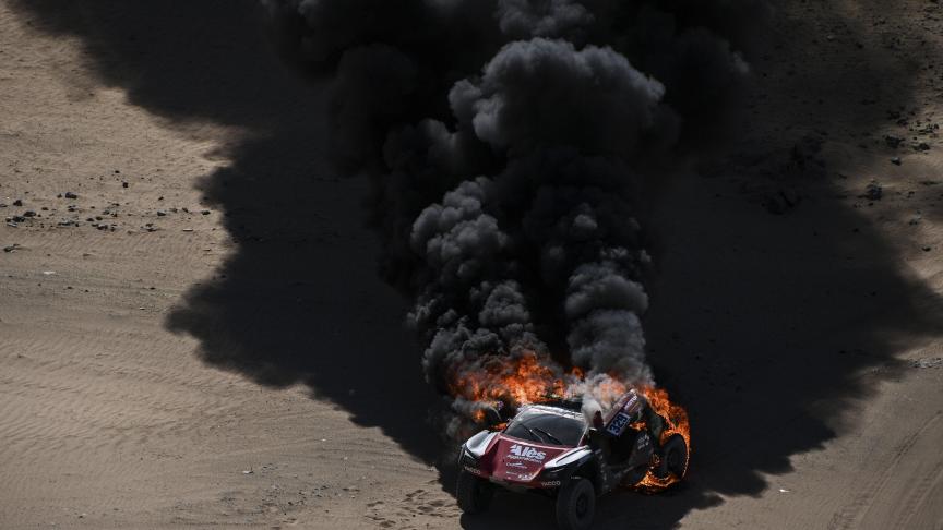 La voiture du pilote Dumas Romain et de son copilote Winocq Alexandre a brûlé lors de la première étape du Dakar, entre Jiddah et Al Wajh en Arabie Saoudite ce dimanche 5 janvier.