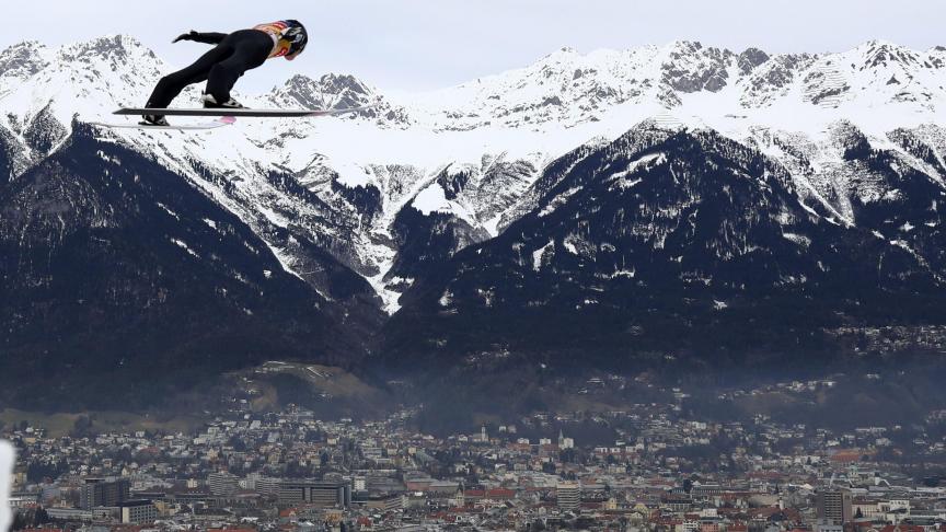 Le Japonais Ryoyu Kobayashi s’élance dans les airs lors de la troisième étape du 68e tournoi de saut à ski des quatre collines, à Innsbruck en Autriche.