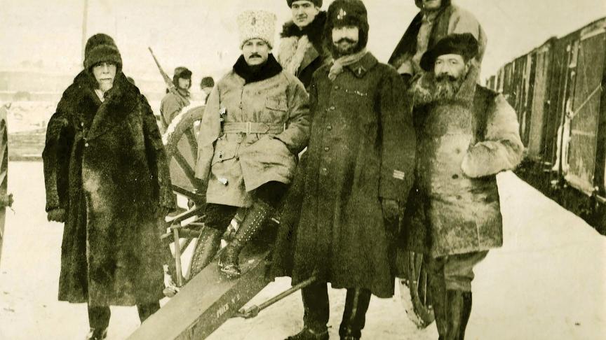 Sur le front russe (toque blanche), en 1919, avec les Armées blanches.
