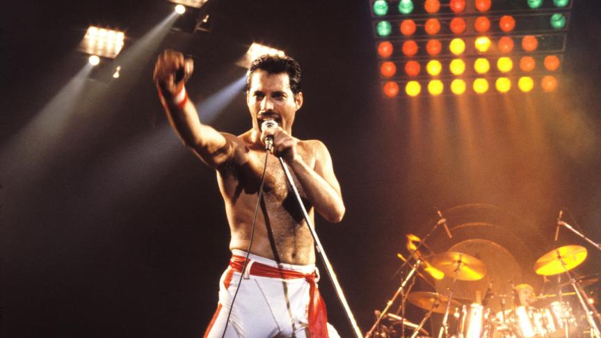 Paillettes, cuir et couleurs chatoyantes formaient la garde-robe de Freddie Mercury.