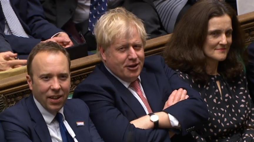 Le Premier ministre Boris Johnson (cravate rouge)