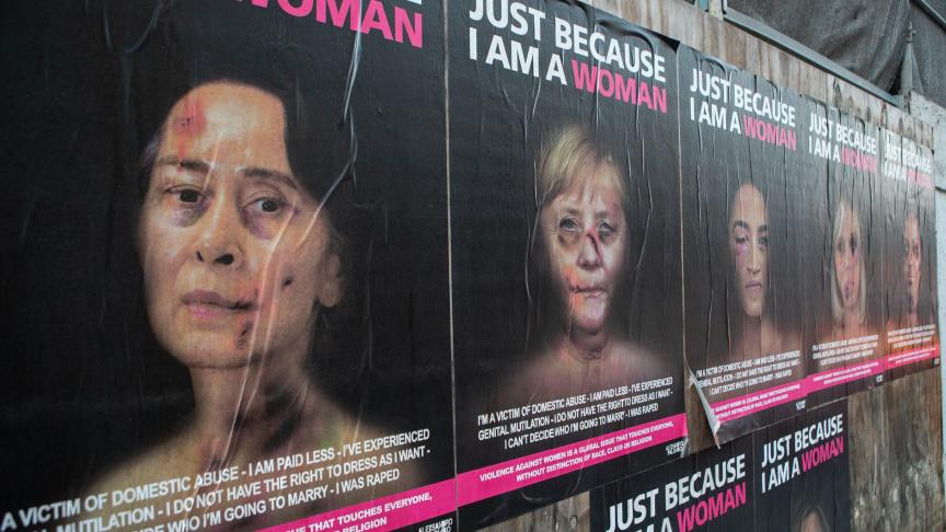 Portraits de dirigeantes mondiales sur des affiches provocatrices contre la violence faite aux femmes à Milan en Italie.