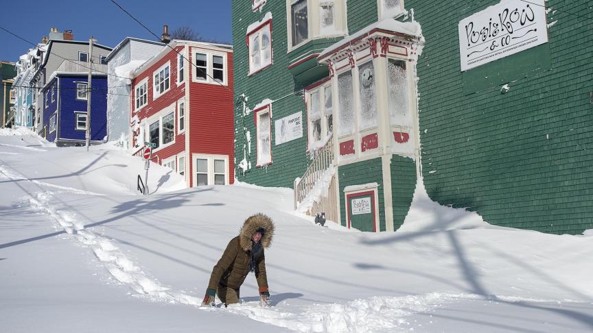 Un résident fait son chemin dans la neige à St. John’s au Canada, suite à la tempête hivernale qui a frappé la ville.