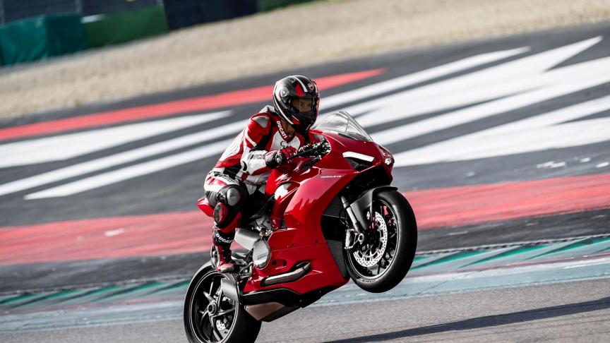 MOTO-2020-Ducati-Panigale-V2