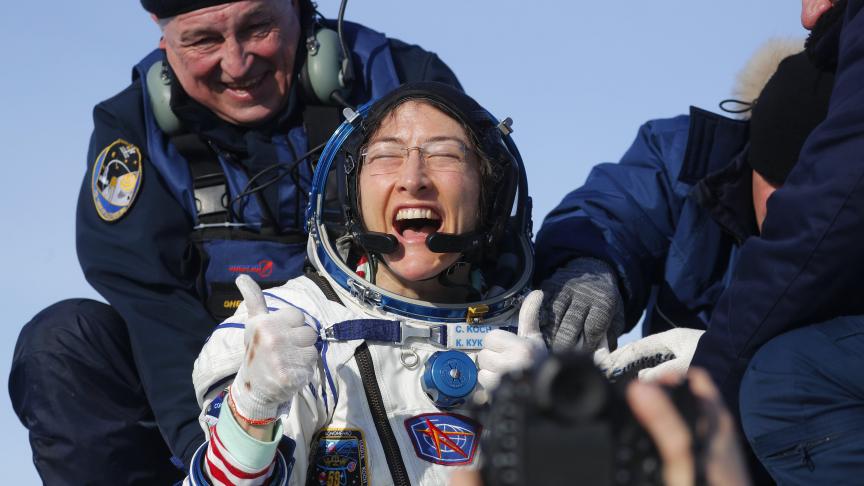 Christina Koch, astronaute américaine, le pouce levé après l’atterrissage de la capsule Soyuz MS-13.