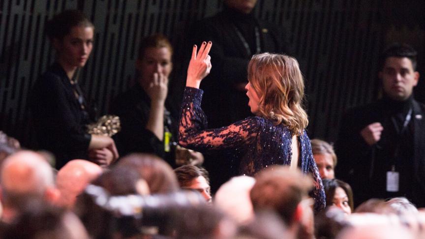 L’actrice Adèle Haenel quitte la cérémonie après que Roman Polanski ait été nommé meilleur réalisateur lors de la 45e cérémonie annuelle des César qui a eu lieu à la Salle Pleyel à Paris.