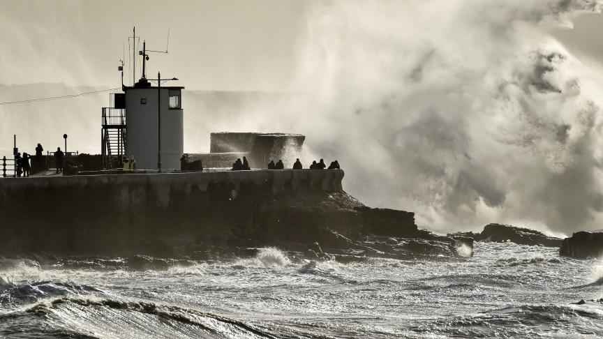 Des vagues énormes ont frappé le mur de la mer à Porthcawl en Galles du Sud lors de la tempête Jorge.