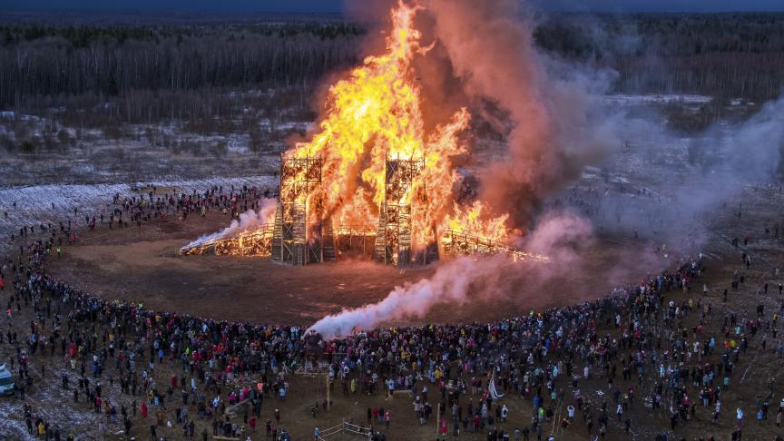 Des gens observent une sculpture d’un pont en train de brûler au festival Maslenitsa (Shrovetide) dans le parc d’art Nikola-Lenivets à Moscou en Russie. Maslenitsa est une fête traditionnelle russe marquant la fin de l’hiver qui remonte à l’époque païenne.