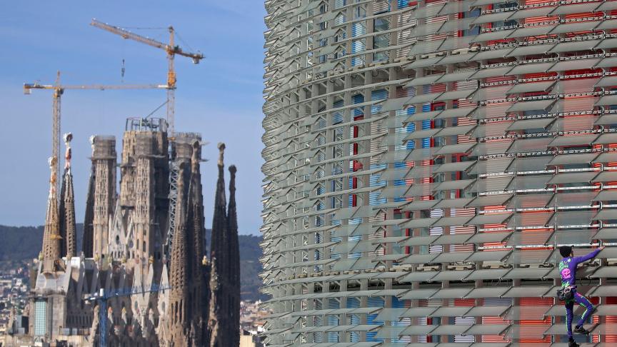 Alain Robert escalade 144 mètres de building à Barcelone
: un message contre la peur du coronavirus selon le Spiderman français.