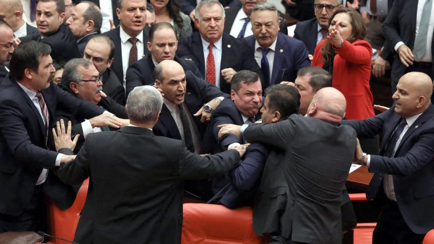 Bagarre au Parlement turc entre pro-gouvernement et opposition au sujet de la présence de l’armée nationale en Syrie.