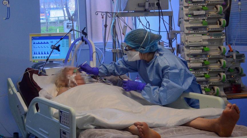 Le plan d’urgence a été décrété dans les hôpitaux belges, pour libérer un maximum de lits en soins intensifs.