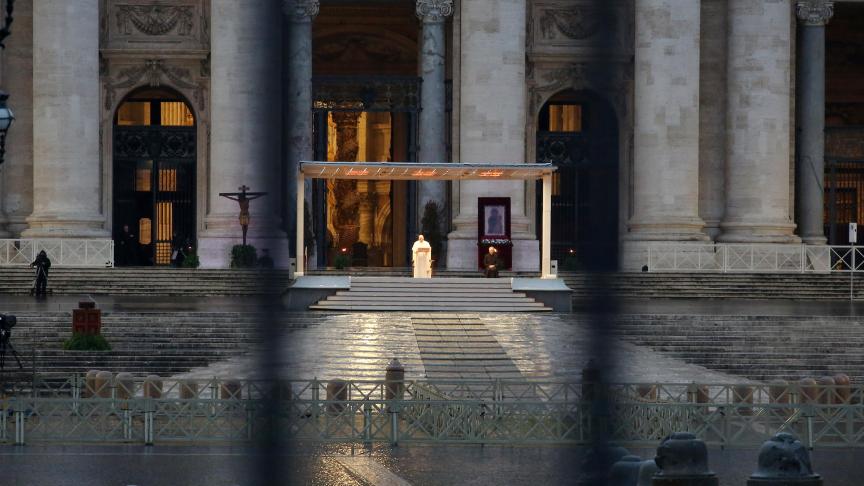 À Rome, le pape François a prononcé une exceptionnelle bénédiction Urbi et Orbi seul 
sur la place Saint-Pierre.