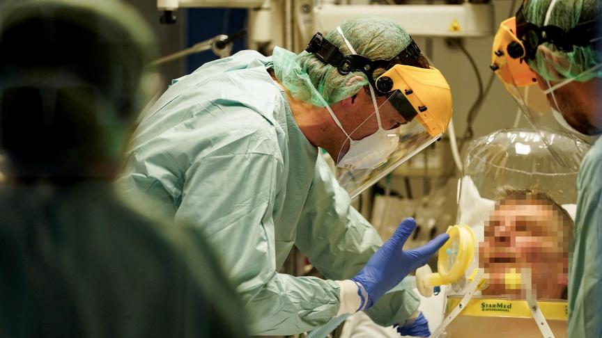 Patient atteint du Covid-19 soigné aux soins intensifs de l’Hôpital Erasme, à Anderlecht.