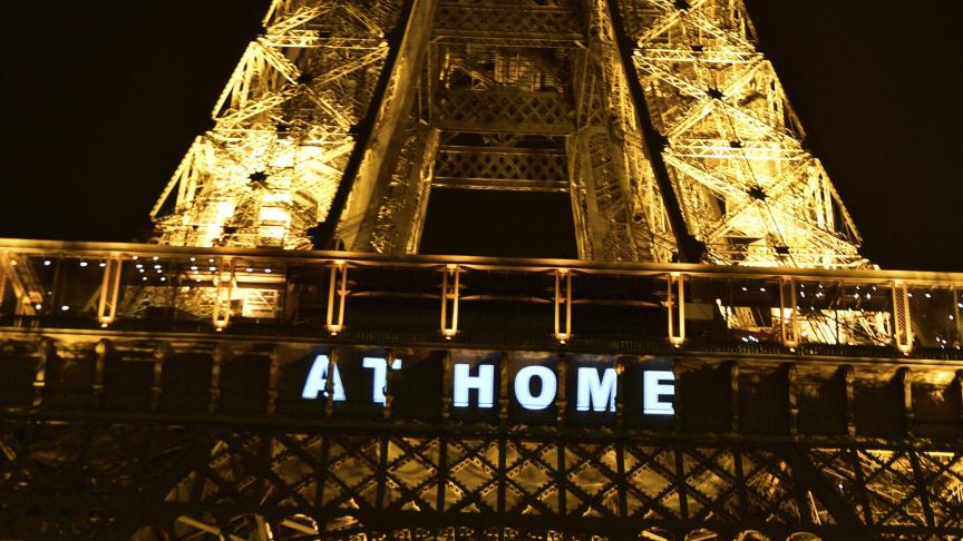 En France, la Tour Eiffel affiche un message encourageant la population à rester chez elle pour freiner la propagation du coronavirus.