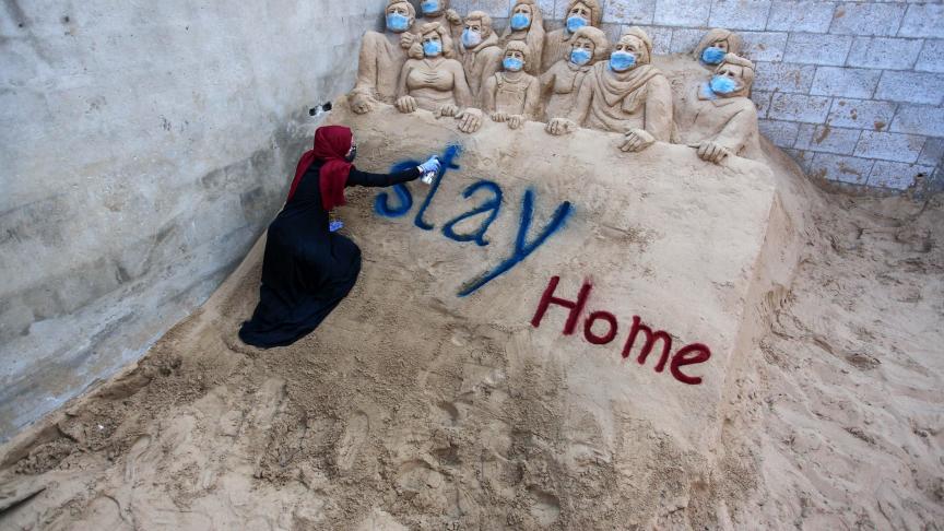 Sculpture de l’artiste palestinienne Rana El-Ramlawi lors d’une campagne de sensibilisation à l’importance du confinement à Gaza.