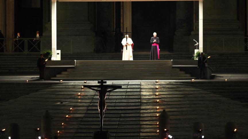 Le pape François seul pour la messe sur la place Saint-Pierre, au Vatican.