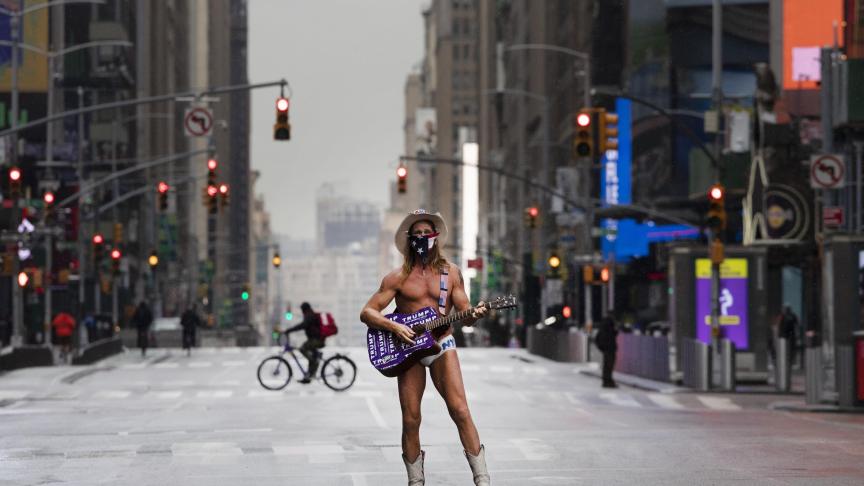 Dans les rues de New York, l’artiste de rue «
the Naked Cowboy
» s’en donne à coeur joie.