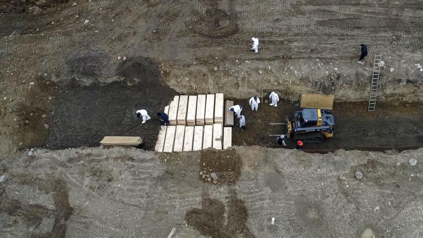 Des dizaines de cercueils rudimentaires sont enterrés dans une fosse commune sur l’île new-yorkaise de Hart Island.