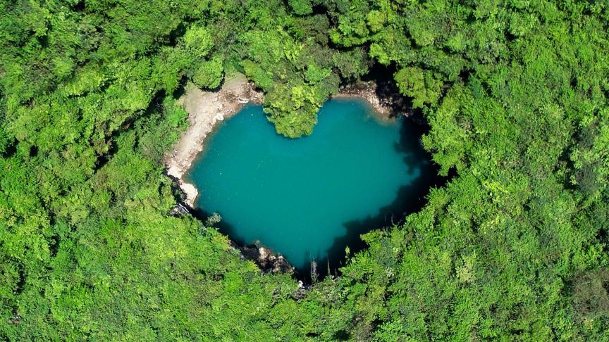 Vue aérienne d’un lac en forme de cœur en Chine.