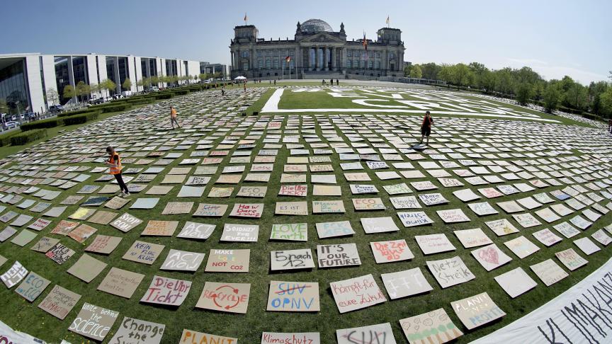 Des militants écologistes ont placé des milliers de pancartes devant le bâtiment du Reichstag, siège du parlement fédéral allemand, lors d’un rassemblement de protestation du mouvement 'Fridays for Future' à Berlin.