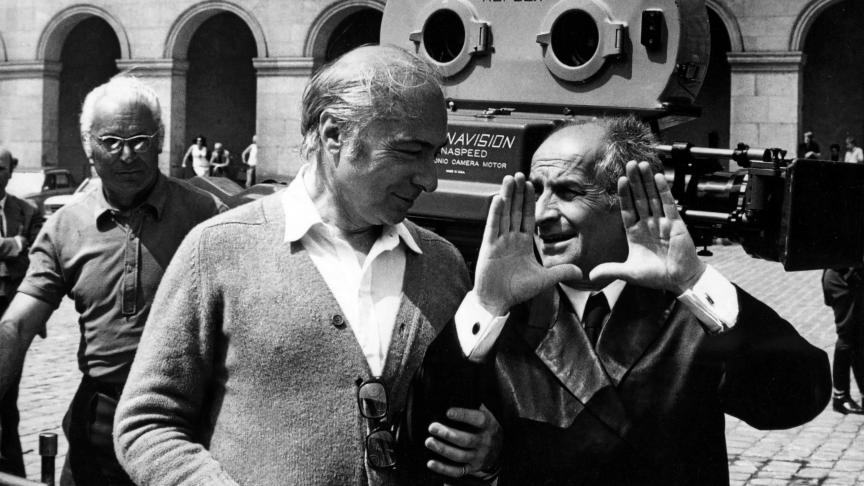 Gérard Oury (à g.) dirige Louis de Funès sur « Les aventures de Rabbi Jacob », en 1973.