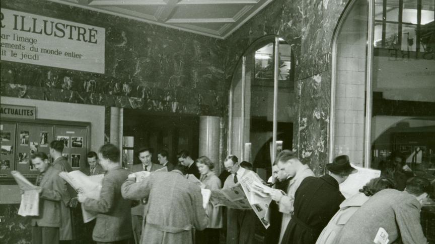 La salle des dépêches de Rossel en 1950, avec vue sur la salle des rotatives. Le cœur du «
Soir illustré
» de l’époque
!