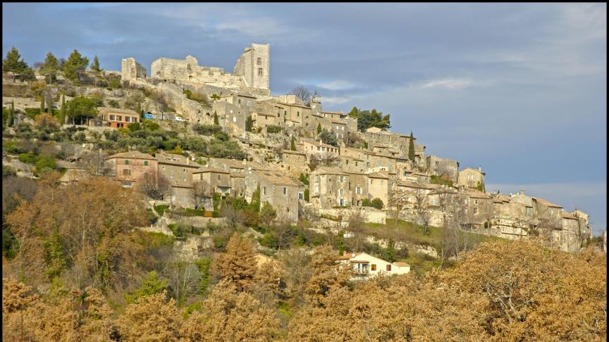 Le village fortifié de Lacoste, une des nombreuses perles du Luberon.