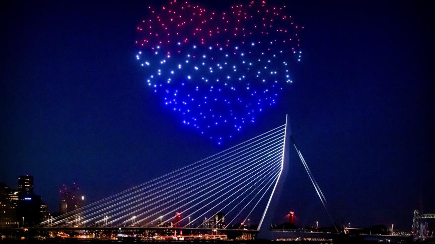 A Rotterdam, 300 drones lumineux ont formé un cœur géant dans le ciel pour soutenir la population.