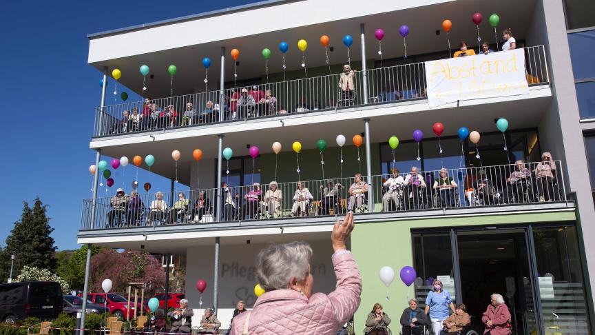 En Allemagne, des résidents d’une maison de soins assistent à un service de l’église protestante sous le thème 'Lueur d’espoir'.
