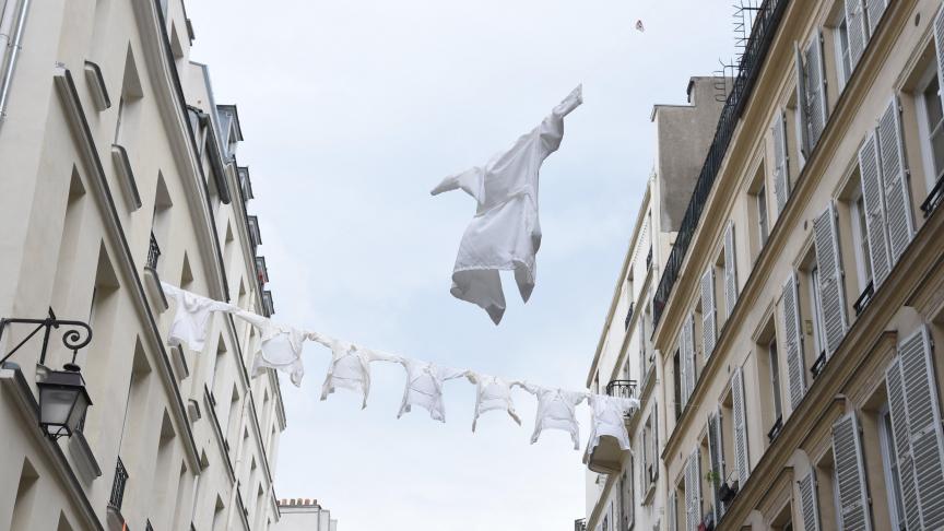 Par solidarité avec le personnel hospitalier, des blouses blanches ont été suspendues dans les rues de Paris.