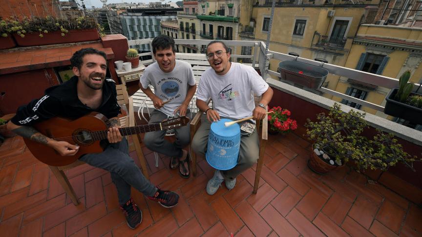 Les «
Stay Homas
» sur leur terrasse à Barcelone en Espagne.