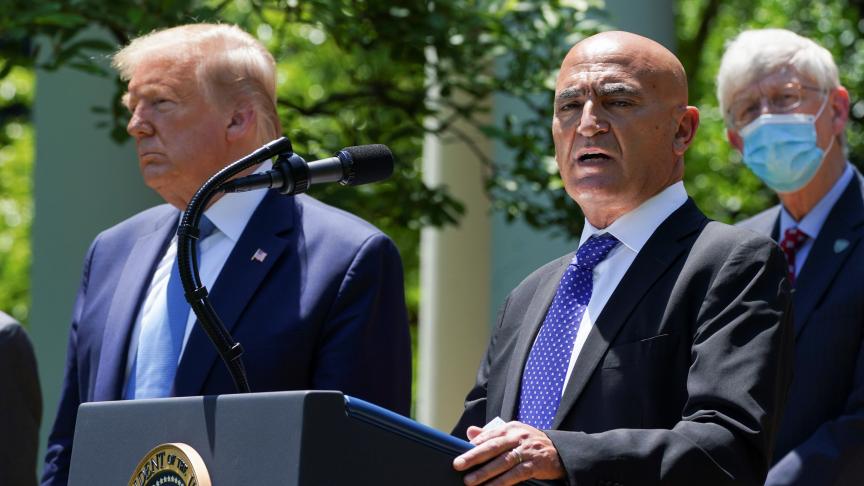 Moncef Slaoui dans les jardins de la Maison-Blanche le 15 mai lors de son intronisation par Donald Trump comme chef de la recherche pour un vaccin anti-Covid-19.
