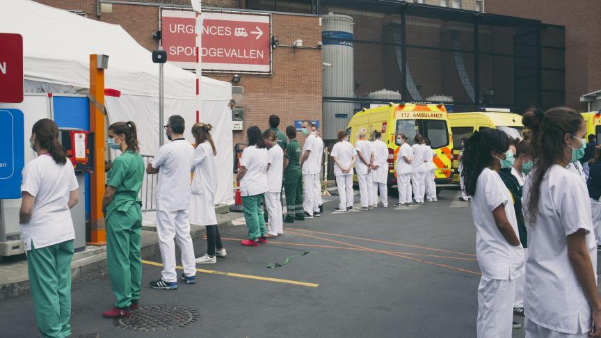 À l’hôpital Saint-Pierre, le personnel médical a tourné le dos à l’arrivée la Première ministre belge Sophie Wilmès.