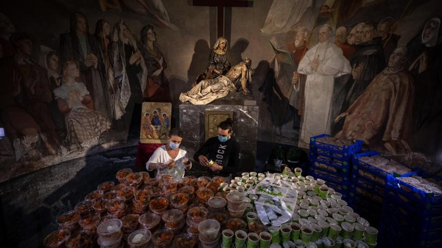 Des volontaires organisent des dons de nourriture dans une chapelle de Barcelone.
