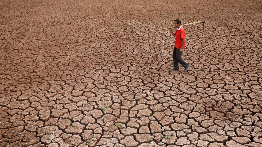 Des fermiers tentent d’irriguer des terres craquelées par la sécheresse, dans le Sichuan, en Chine.