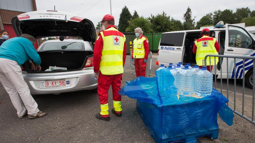 Distribution d’eau par les pompiers à Overijse.