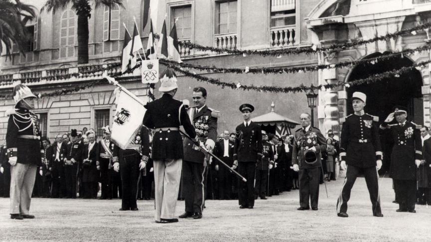 Rainier III, qui épousera Grace Kelly, succède à son père à Monaco en 1949.
