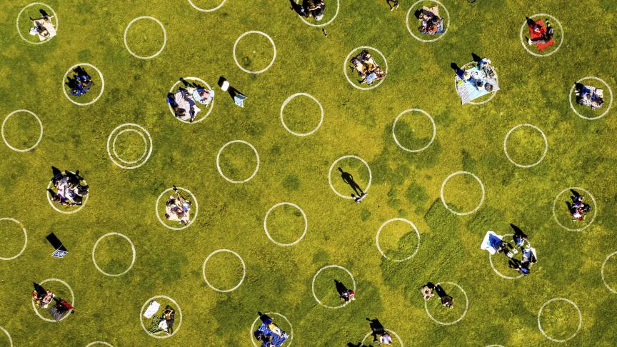Dans de nombreux parcs aux Etats-Unis, des cercles ont été tracés sur les pelouses pour faire respecter les mesures de distanciation sociale tout en profitant du soleil.