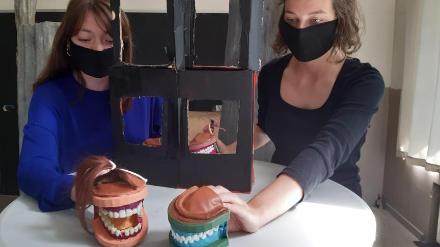 Céline Beutels et Alice Borgers sont à la  manœuvre pour animer  des bouches imprimées en 3D.