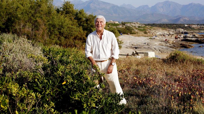 Né en 1934 à Alger, Guy Bedos était amoureux de la Corse, qu’il aimait appeler son «
Algérie de rechange
».