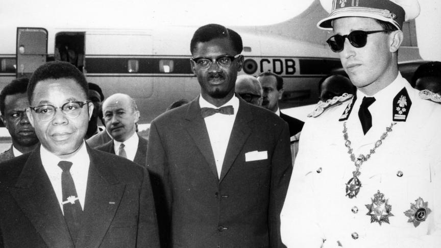 Le roi Baudouin arrive à l’aéroport de Léopoldville où il est accueilli par les nouveaux dirigeants du Congo, le président Kasa-Vubu (à gauche) et le Premier ministre Lumumba (au centre).