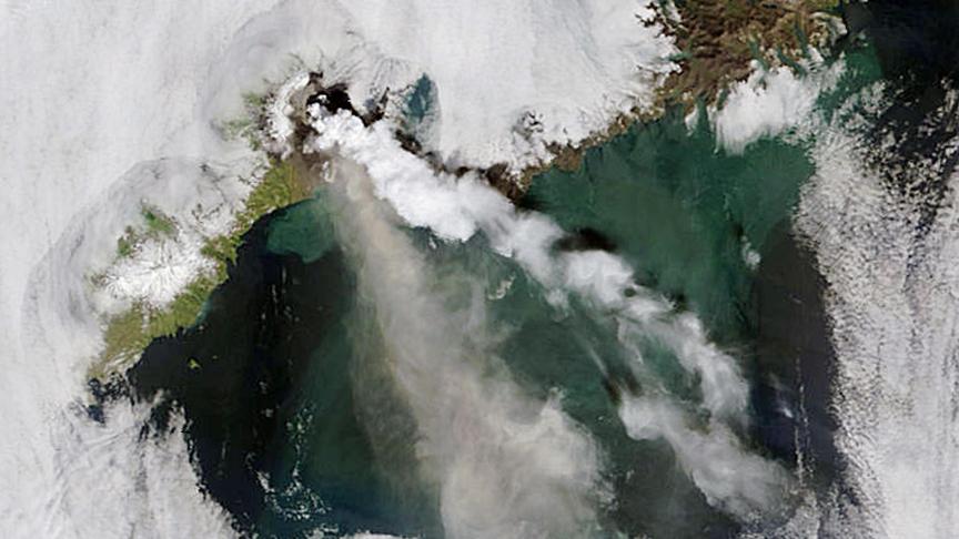 Une photo du volcan Okmok, en Alaska et en 2008, grâce aux images satellites de la NASA.
