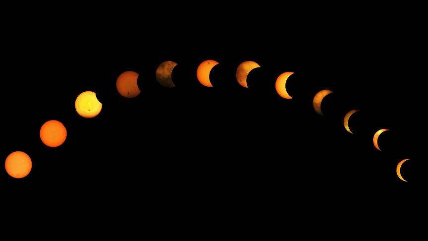 Photo combinée montrant le processus d’une éclipse solaire partielle à Guwahati en Inde.