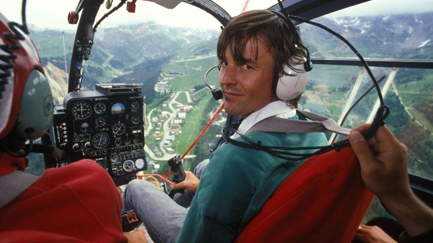 Nicolas Hulot en 1988 lors d’un vol en hélicoptère pour « Ushuaïa, le magazine de l’extrême ».