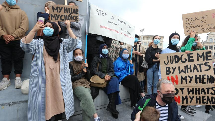BRUSSELS HIJABIS FIGHT BACK PROTEST (2)