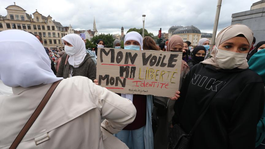 BRUSSELS HIJABIS FIGHT BACK PROTEST (4)